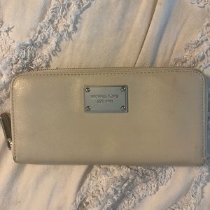 Michael Kors Cream Wallett